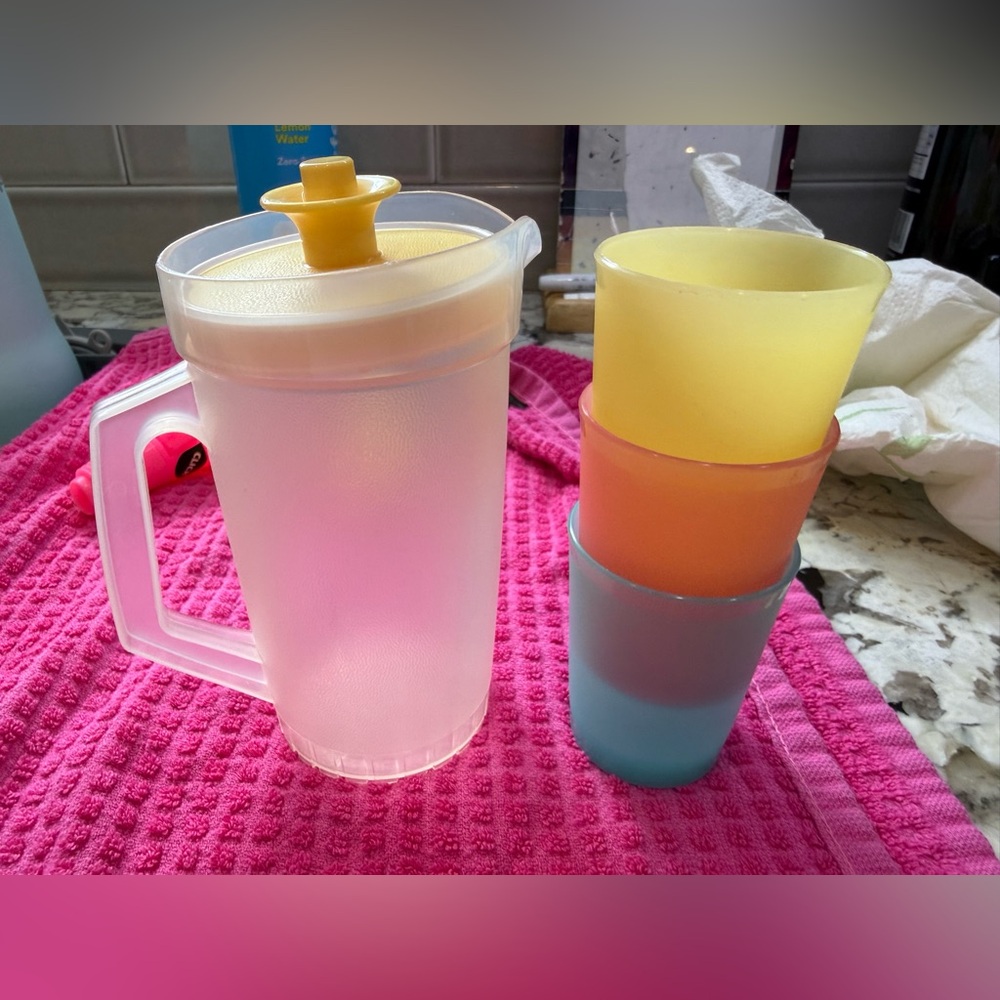 Tupperware mini kids play Frosted Pitcher with Yellow Lid and 3 Stacked Tumblers